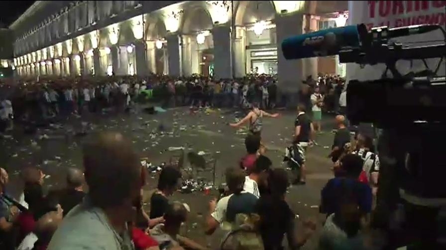 ЕКСКЛУЗИВНО В БЛИЦ: Хаос в Торино след финала Юве-Реал, запалянковци бягат в паника, носи се слух за атентат! (НА ЖИВО/СНИМКИ)