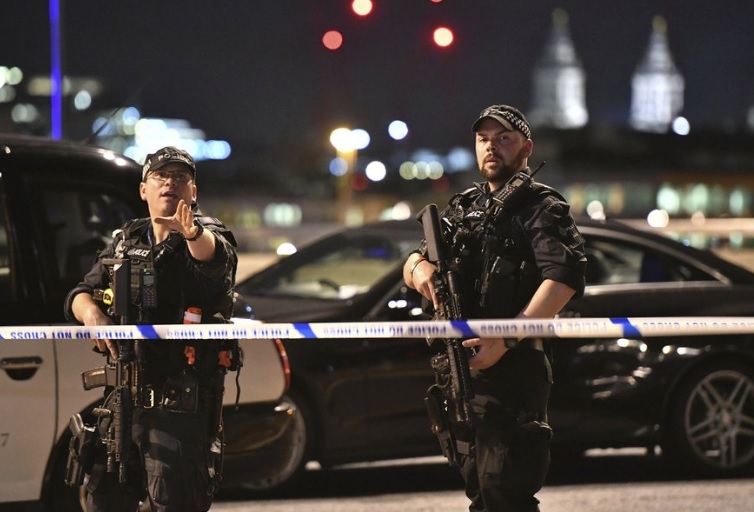 Покъртителни разкази на очевидци от ужаса в Лондон: Терористите обикаляха и пробождаха който им падне 
