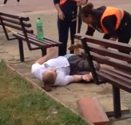 Култово от Слънчака! Ромки с метли опитват да събудят мъртво пиян турист, проснат на главната алея (ВИДЕО)