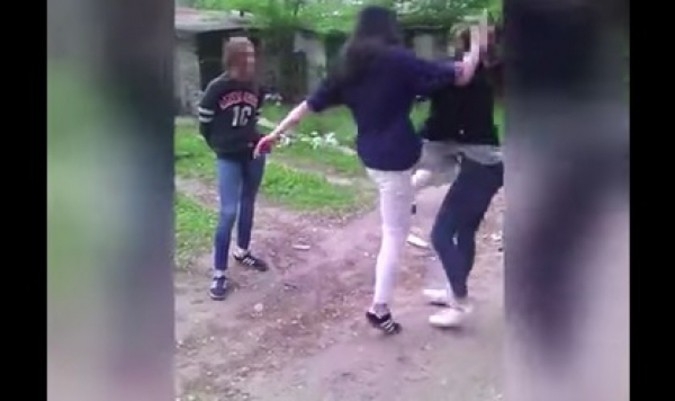 Шокиращо ВИДЕО 18+: Ученички жестоко пребиха друго момиче, а след това се похвалиха в интернет