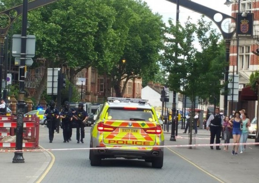 Щурм и арести: Експлозии и изстрели в Източен Лондон!