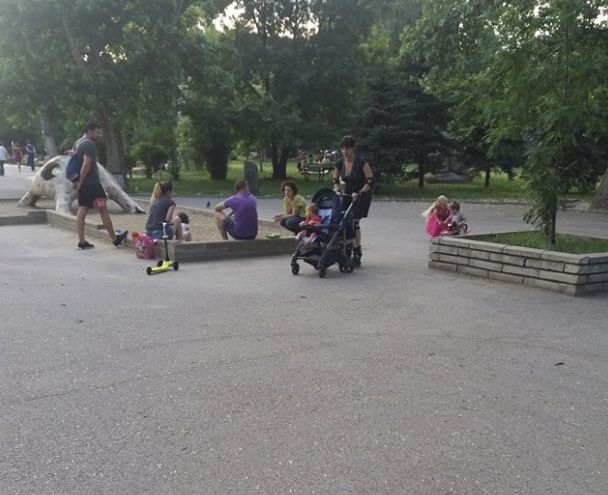 Тази мама с количка обра точките в парка „Заимов” (СНИМКА)