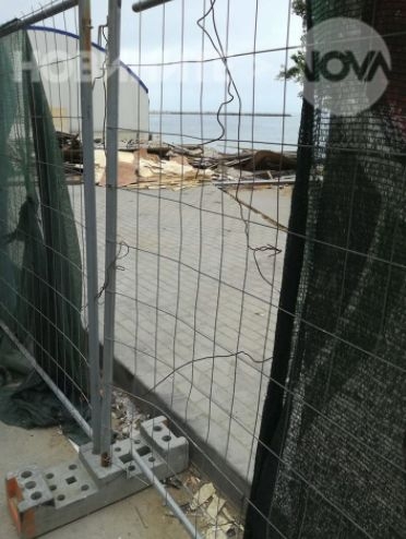 Морската столица посреща туристи с бетон, строителни материали и боклуци (СНИМКИ)