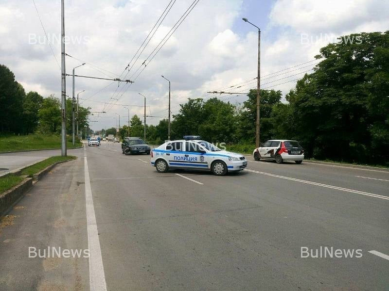 Зверски удар край Враца! Кола хвърча 50 метра и нацепи дърво след сблъсък с друга (СНИМКИ)