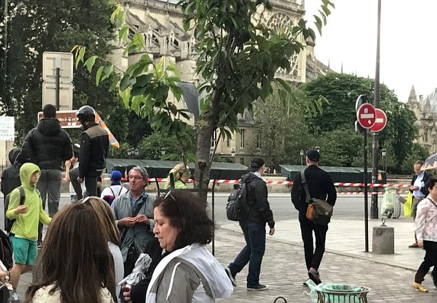 От сърцето на ужаса! Очевидци разказват за стрелбата пред Парижката Света Богородица, ето какво се случва (СНИМКИ/НА ЖИВО)