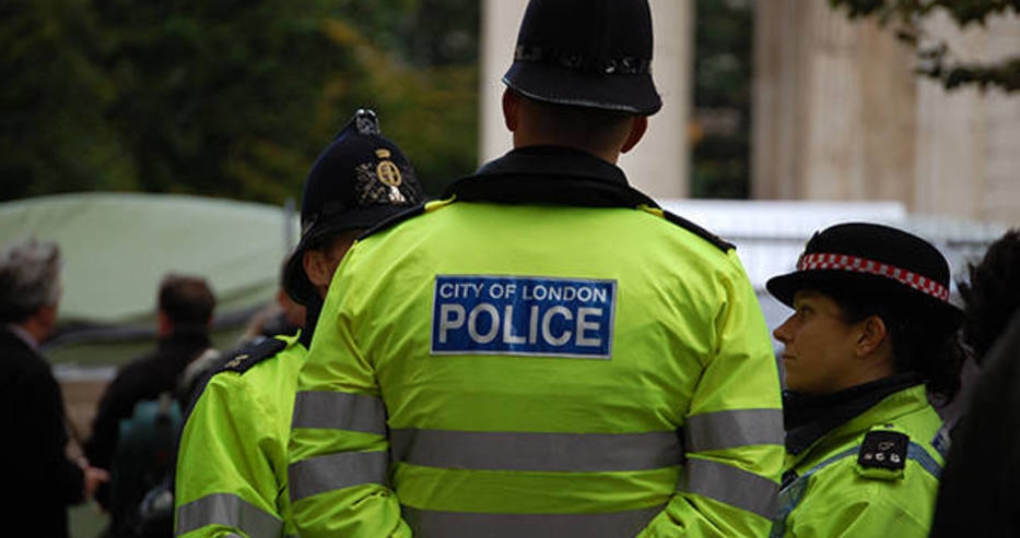 Извънредно от Лондон! Три жени нападнаха с ножове служителка в детска градина и крещели с пълно гърло: „Аллах ще те вземе”