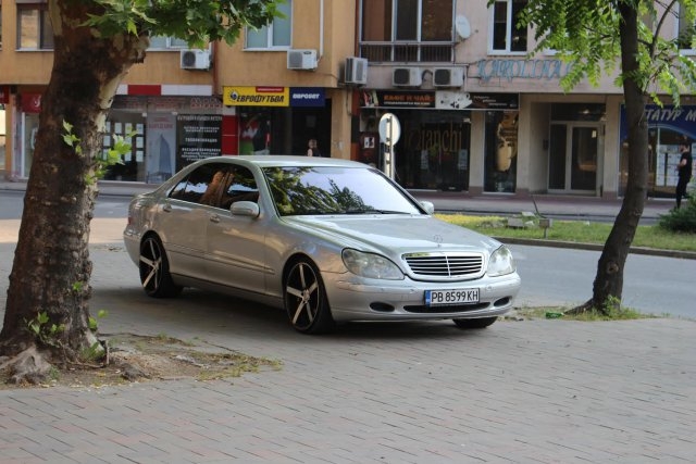 Така паркират баровците в Пловдив (СНИМКИ)