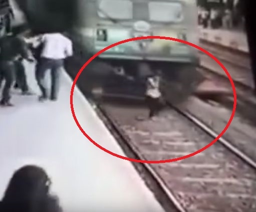 Младо момиче оцеля, след като бе пометено от влак (ЗРЕЛИЩНО ВИДЕО)