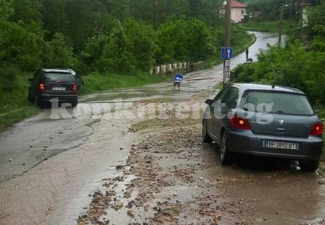 Река Ботуня откъсна част от мост в Криводолско (СНИМКИ)