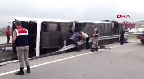 Автобус се преобърна в Турция, 47 души са ранени (ВИДЕО 18+)
