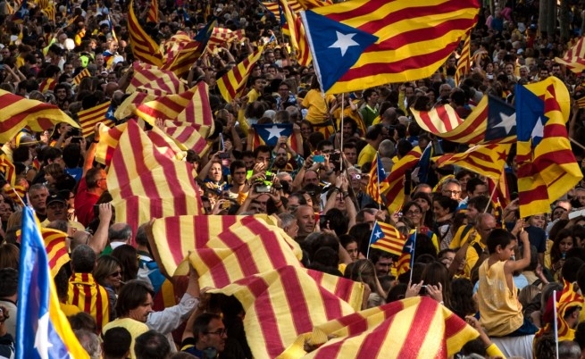 Пращат войска в Каталония, бойна фрегата акостира в Барселона