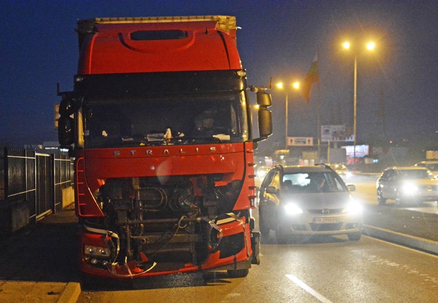 Първо в БЛИЦ! Подробности от катастрофата с ТИР, която паникьоса шофьорите на магистрала "Люлин"
