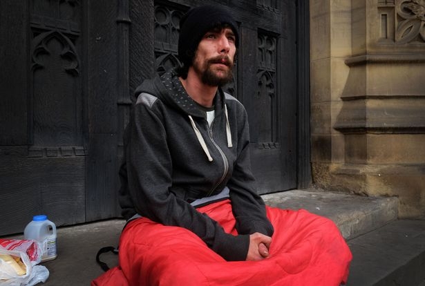 Купиха къща на бездомника-герой от Манчестър, улицата обаче продължава да го тегли