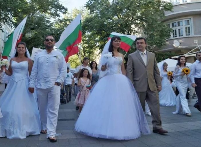 Бургас отговаря на гей парада в София с шествие на булки и младоженци