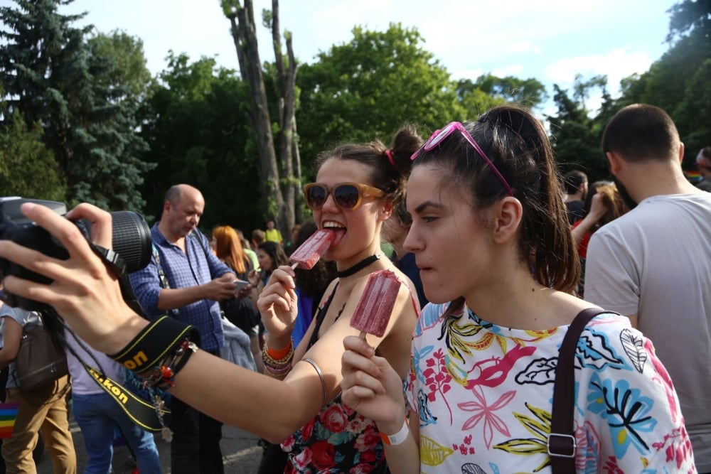 Фоторепортаж в БЛИЦ! "София прайд" блокира столицата, софиянци кротко изтърпяха и това