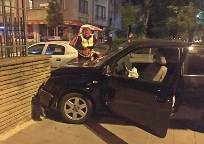 Зрелищна катастрофа в Бургас! Шофьор с Фолксваген отнесе колата на млада бургазлийка (СНИМКИ)