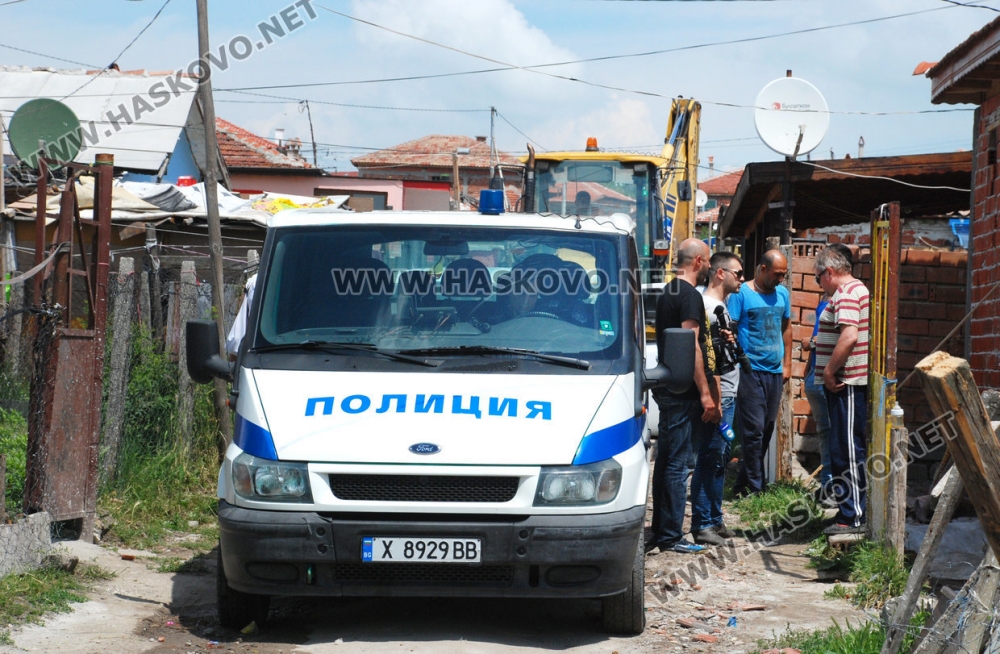 ВиК и полицията със зрелищна акция в ромския квартал на Хасково! (СНИМКИ)