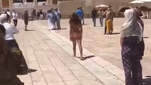 Шок в Ерусалим! 23-годишна еврейка се съблече чисто гола пред Стената на плача (ВИДЕО 18+)