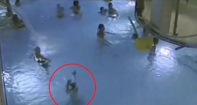 Малко дете започва да се дави в пълен басейн и НИКОЙ не забелязва (СНИМКИ/ВИДЕО)