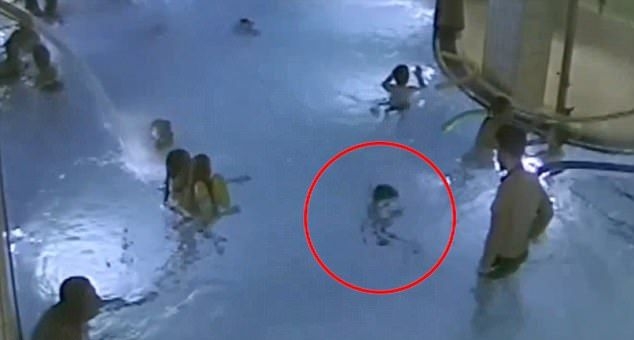 Малко дете започва да се дави в пълен басейн и НИКОЙ не забелязва (СНИМКИ/ВИДЕО)