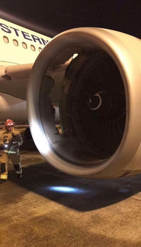 Ужас в небето: Гигантска дупка се появи в двигателя на самолет (СНИМКИ)