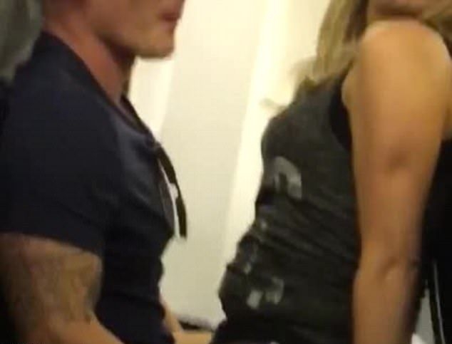Безсрамна двойка прави секс в самолет на Ryanair пред очите на смаяните пътници (СНИМКИ/ВИДЕО 18+)
