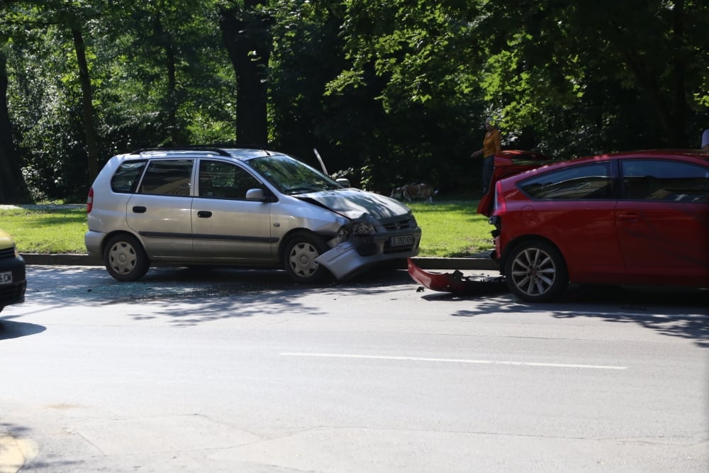 Извънредно и първо в БЛИЦ! Страшни катастрофи в столицата в началото на работния ден! (СНИМКИ)