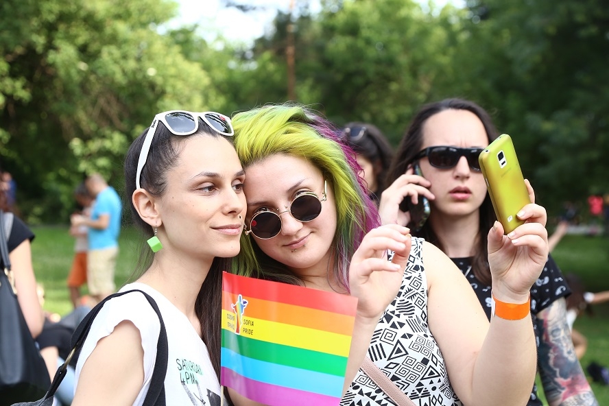 Гърци се ядосаха на гейовете: Биха и изхвърлиха в морето участници в Парада на гордостта в Солун