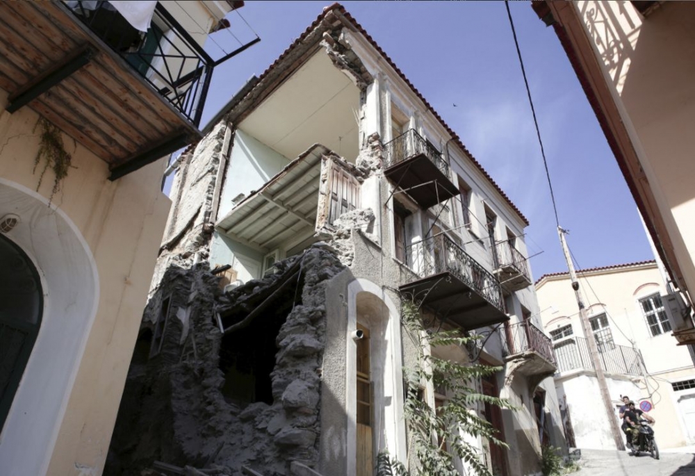  Положението на остров Лесбос е като след война! Мощното земетресение остави много гърци без покрив над главата (ПОКЪРТИТЕЛНИ СНИМКИ/ВИДЕО)