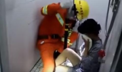 Куриозно: Жена се заклещи за няколко часа в тоалетната, пожарникари я спасяваха (ВИДЕО) 