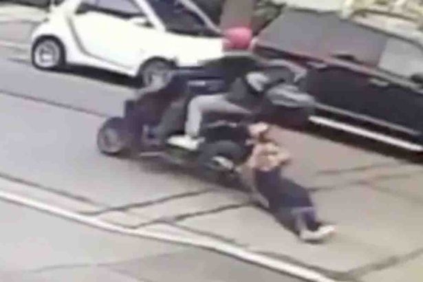 Смела жена бе влачена по улицата от бандити с мотопед, които искаха да я ограбят (СНИМКИ/ВИДЕО 18+)
