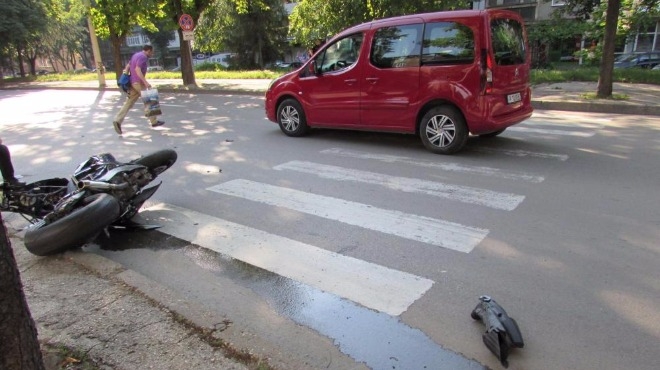 Моторист се блъсна в кола и прелетя над нея в Русе (ВИДЕО)
