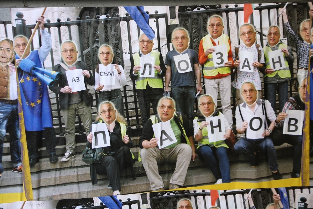 Фоторепортаж на БЛИЦ! Софиянци се дивят на плакати със "съдията на мафията" Лозан Панов 