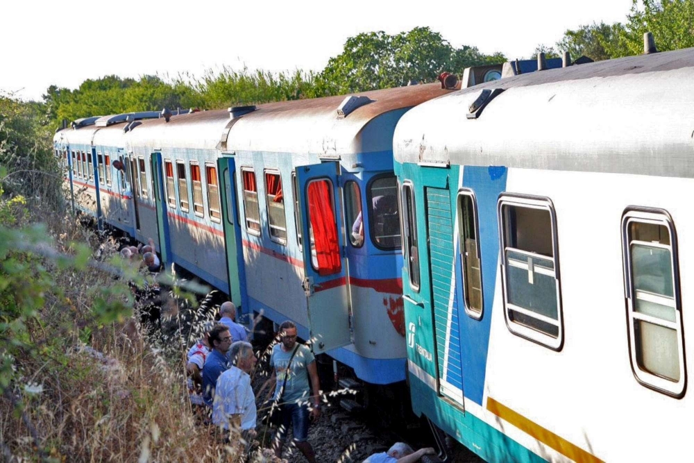 Нова влакова катастрофа в италианската област Апулия, спасители вадят пострадалите (СНИМКИ)