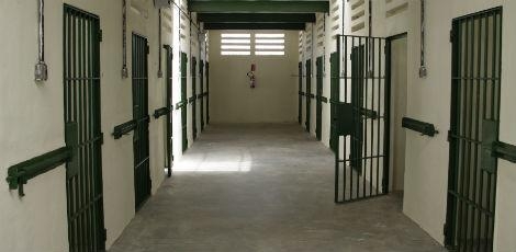 Затворници вкараха стрийптизьорка в килията си и си спретнаха тайно парти (СНИМКИ/ВИДЕО 18+)