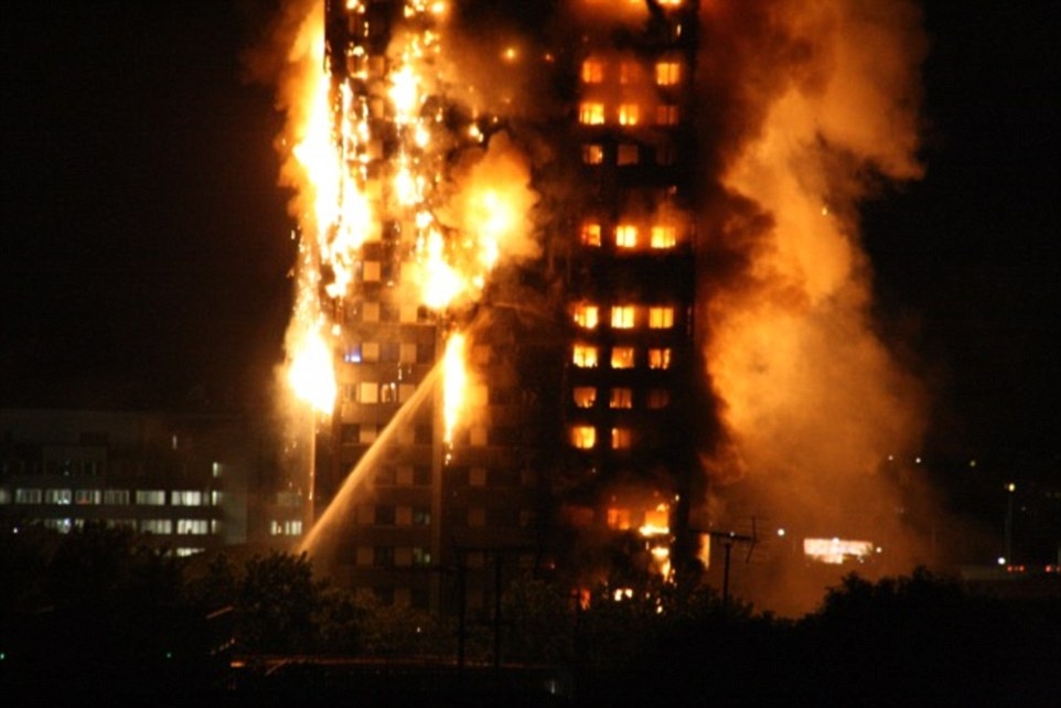 Извънредно: Огнен ад в Лондон, гори 27-етажна сграда (СНИМКИ/ВИДЕО)