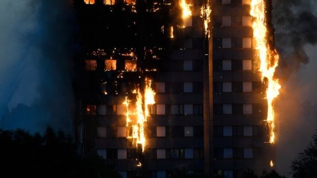 Адът слезе в Лондон! Взрив е причинил ужасяващия пожар в небостъргача, който вече се разпада, 200 пожарникари се мъчат да спасят заклещените в пламъците хора (СНИМКИ/ВИДЕО)