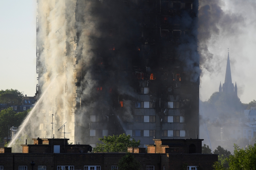 МВнР: Няма информация за пострадали българи при пожара в Лондон 