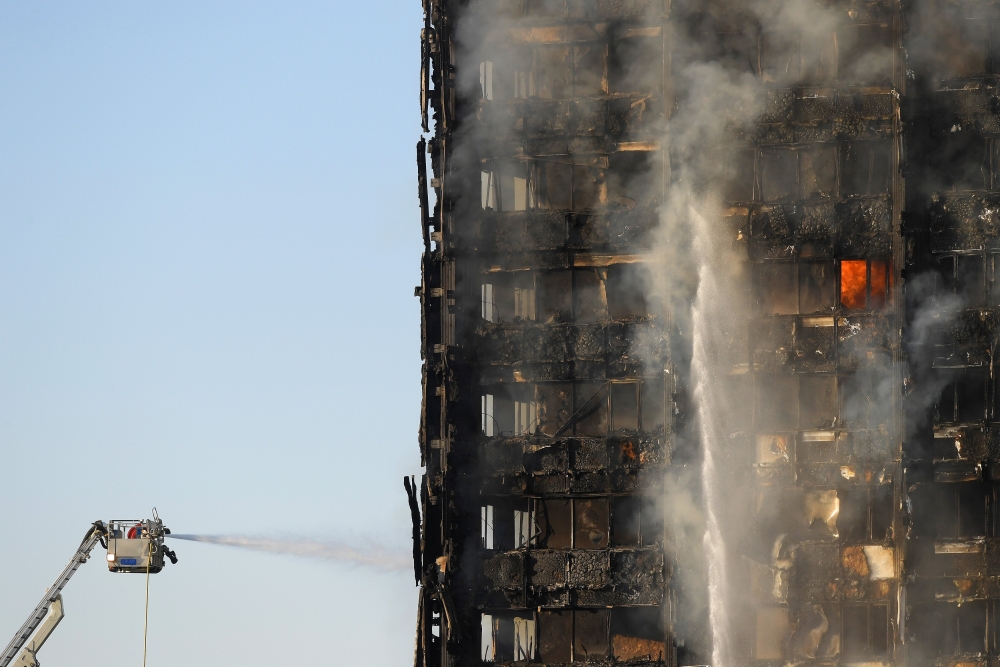 Ужасът в Лондон! Хората скачат от горящата сграда, писъци раздират дима, от който има много натровени (СНИМКИ/ВИДЕО)