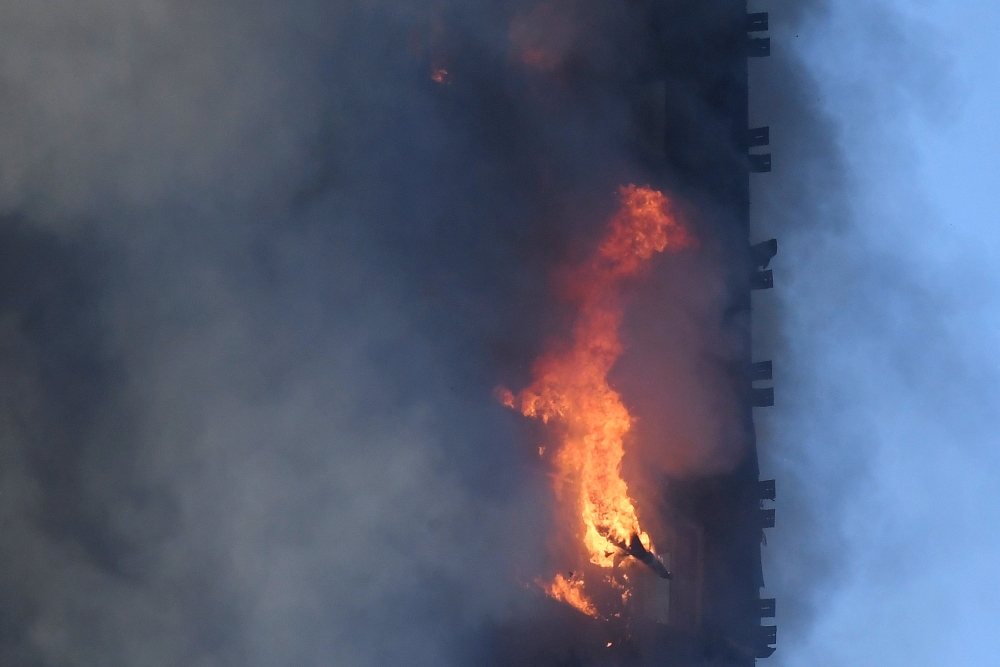 Лондон е в деветия кръг на ада заради пламналия небостъргач (ОБЗОР)