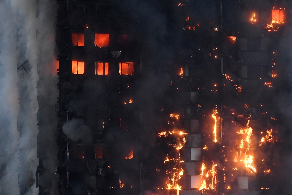 Първо в БЛИЦ! Ето как изглеждаше Grenfell Tower в Лондон преди огънят да я погълне (СНИМКА)