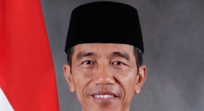В Индонезия бесни на президента, носел маратонки за 2,8 милиона...