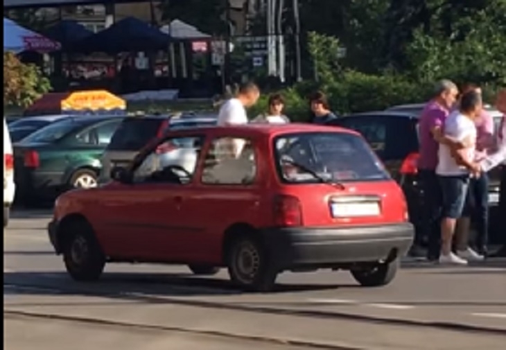 Диващина в София: Шофьор на баничарка преби слаба и беззащитна жена в кола (СМРАЗЯВАЩО ВИДЕО)