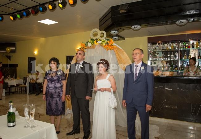 Кметът на Ребърково вдигна сватба за чудо и приказ в родното си село (СНИМКИ)