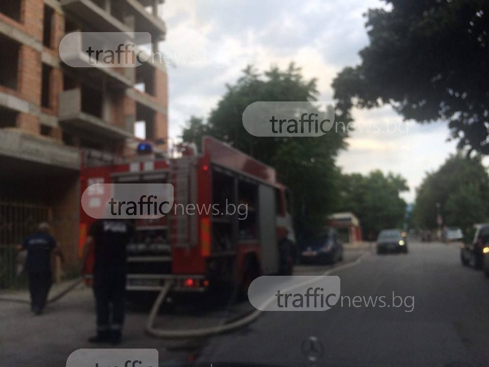 Пожарни хвърчат към новострояща се сграда в Пловдив (СНИМКИ/ВИДЕО)