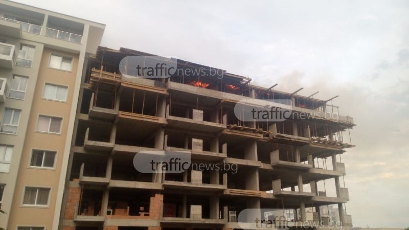 Пожарни хвърчат към новострояща се сграда в Пловдив (СНИМКИ/ВИДЕО)