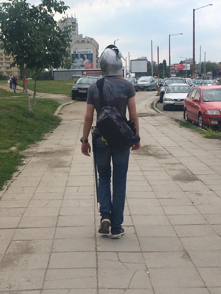 Дискусия в мрежата: Какъв е тоя с кован шлем на главата, който скита по улиците на "Люлин" (СНИМКИ)