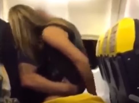 Палавата Трейси, която прави „секс” на борда на Ryanair, проплака: Съсипана съм! Горчиво съжалявам! (СНИМКИ)