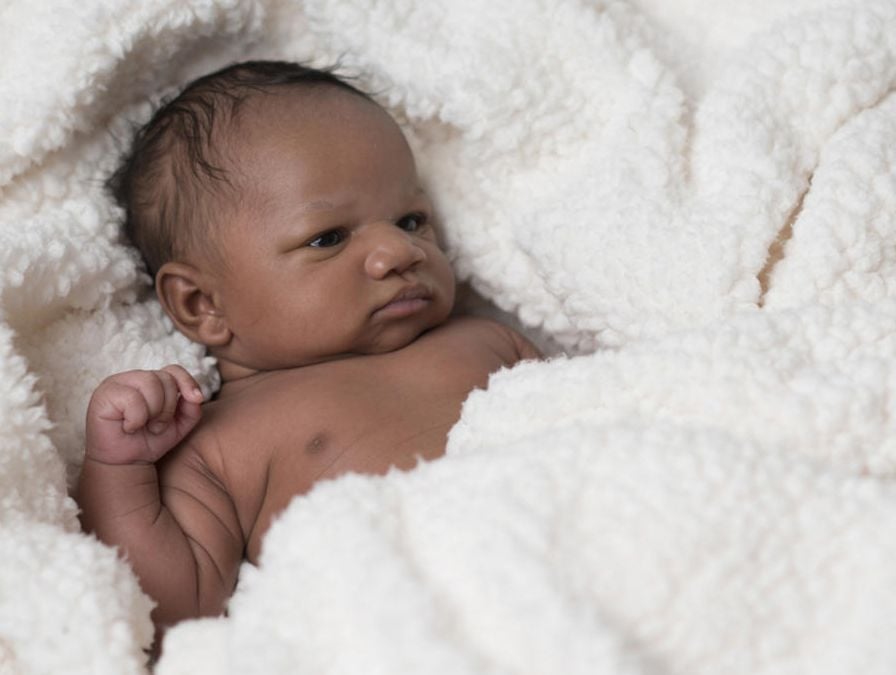 Млада майка роди осмото си бебе и духна от болницата 