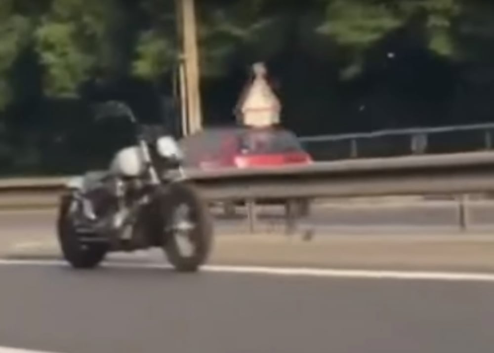 Мистерия: Мотоциклет лети по магистрала без моторист (ВИДЕО)